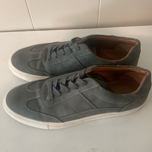 Men’s size 9, in excellent condition.